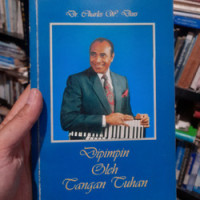 Dipimpin oleh Tangan Tuhan   by  Charles W. Doss